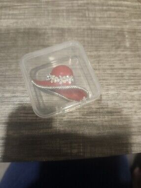 SILVERTONE RED ENAMEL CLEAR CRYSTALS LADIES HAT BROOCH FASHION 1506B
